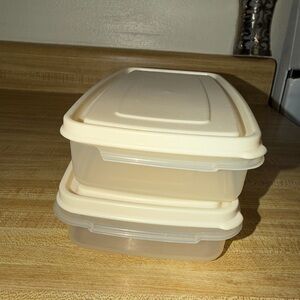 Vintage Rubbermaid serving saver 4 cups Food Storage Container - Set of 2